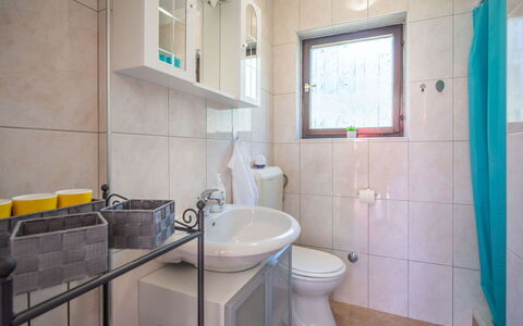 Erminia: Salle De Bains, Propriété, Pièce, Design Intérieur, Bâtiment, Architecture, Immobilier, Maison, Tuile, Sol