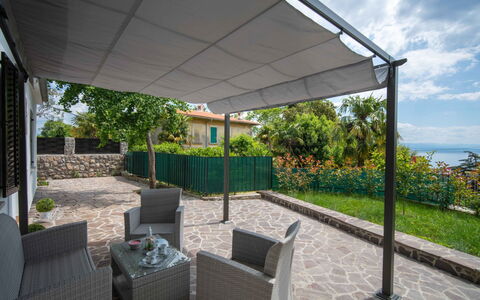 Erminia: Plante, Nuage, Propriété, Bâtiment, Ciel, Ombre, Mobilier De Jardin, Design Intérieur, Chalet, Herbe