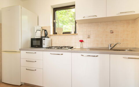 Erminia: Cabinetry, Evier, Comptoir, Évier, Bâtiment, Robinet, Bois, Cuisine, Fenêtre, Appareil De Cuisine