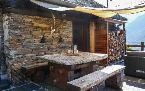 Rustico Catcüc: Propriété, Bâtiment, Pièce, Maison, Immobilier, Meubles, Architecture, Bois, Table, Mur De Pierre