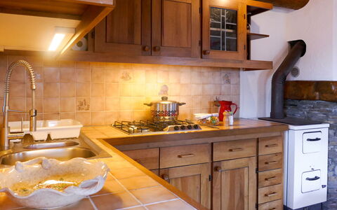 Rustico Catcüc: Comptoir, Cabinetry, Cuisine, Pièce, Meubles, Propriété, Design Intérieur, Sol, Éclairage, Évier
