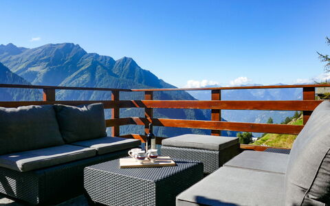 Rustico Catcüc: Bleu, Ciel, Meubles, Propriété, Pièce, Montagne, Patio, Toit, Bâtiment, Maison