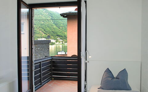 Fiorita: Propriété, Bâtiment, Confort, Ombre, Bois, Sol, Porte, Automotive Exterieur, Sol