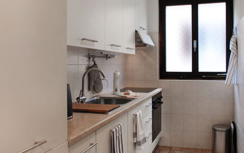 Fiorita: Pièce, Propriété, Meubles, Évier, Bâtiment, Cabinetry, Salle De Bains, Design Intérieur, Maison, Comptoir
