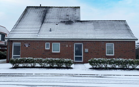 Norddeich 492: Plante, Nuage, Ciel, Bâtiment, Fenêtre, Neige, Maison, Porte, Bois, Chalet