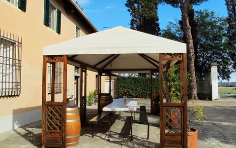 Fattoria di Scaletta: Canopée, Pavillon, Propriété, Ombre, Bâtiment, Meubles, Pergola, Belvédère, Table, Toit