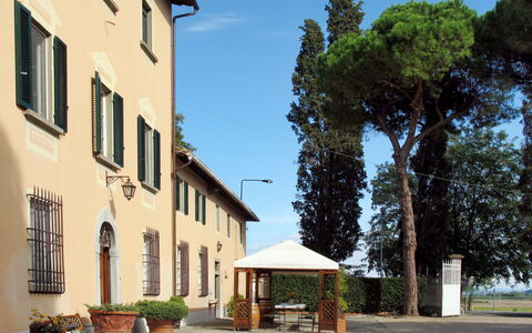 Fattoria di Scaletta: Propriété, Maison, Bâtiment, Domicile, Ville, Immobilier, Architecture, Zone Résidentielle, Arbre, Quartier