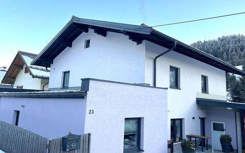 Stefanie: Bâtiment, Fenêtre, Maison, Toit, Domicile, Zone Résidentielle, Façade, Architecture, Ville, Chalet