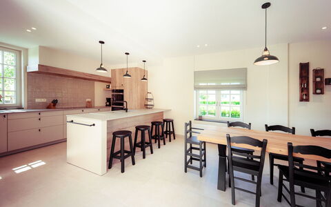 Villa Sas: Pièce, Propriété, Meubles, Design Intérieur, Bâtiment, Cuisine, Sol, Plafond, Maison, Jaune