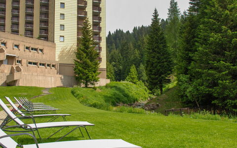 Panorama View 905: Vert, Herbe, Pelouse, Paysage Naturel, Arbre, Meubles, Table, Mobilier De Jardin, Architecture, Jardin