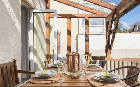 Bruni: Table, Vaisselle, Meubles, Propriété, Chaise, Vaisselle, Bois, Bâtiment, Design Intérieur, Plante