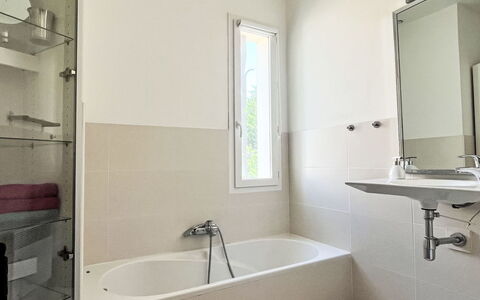 Villa Montes: Sol, Sol, Mur, Salle De Bains, Luminaire Plomberie, Design Intérieur, Plafond, Plomberie, Tuile, Pièce