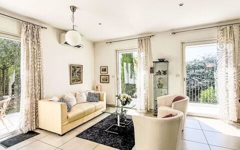 Villa Montes: Meubles, Design Intérieur, Sol, Sol, Canapé, Salon, Domicile, Table, Plafond, Pièce