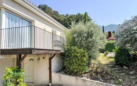 Villa Montes: Zone Résidentielle, Maison, Arbuste, Domicile, Balcon, Biens, Jardin, Chalet, Ombre