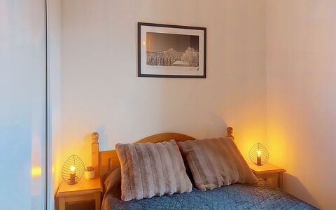Les Terrasses du Corbier: Lit, Meubles, Literie, Design Intérieur, Chambre, Drap De Lit, Mur, Pièce, Sol, Linge