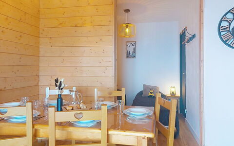 Les Terrasses du Corbier: Meubles, Design Intérieur, Sol, Sol, Bois, Plafond, Pièce, Éclairage, Luminaire, Salle À Manger