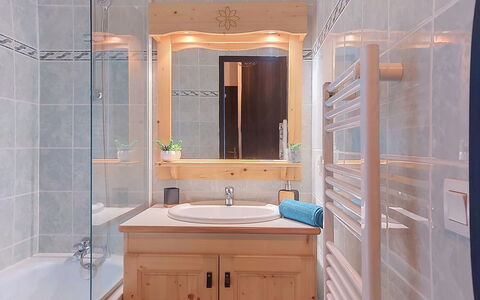 Les Terrasses du Corbier: Lavabo, Design Intérieur, Luminaire Plomberie, Sol, Évier, Salle De Bains, Bois, Sol, Robinet, Comptoir