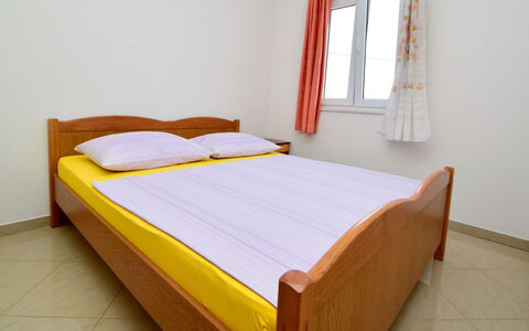 Trogir 182: Lit, Chambre, Meubles, Pièce, Cadre De Lit, Matelas, Propriété, Drap De Lit, Sol, Matelas