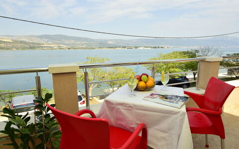 Trogir 182: Restaurant, Propriété, Pièce, Vacances, Table, Maison, Balcon, Nappe De Table, Immobilier, Appartement