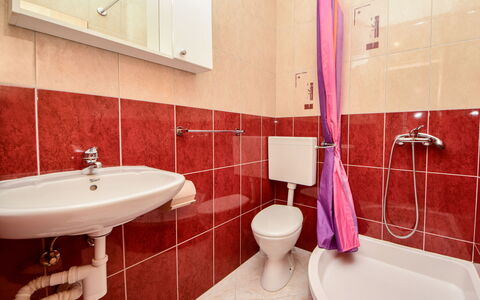 Trogir 182: Salle De Bains, Propriété, Pièce, Violet, Rose, Tuile, Robinet, Mur, Design Intérieur, Luminaire Plomberie