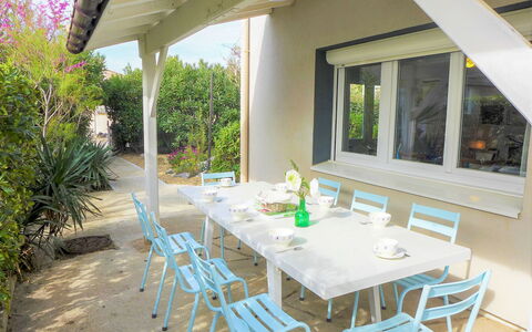 Les Vives: Table, Meubles, Plante, Chaise, Pot De Fleur, Bâtiment, Ombre, Bois, Chalet, Design Intérieur
