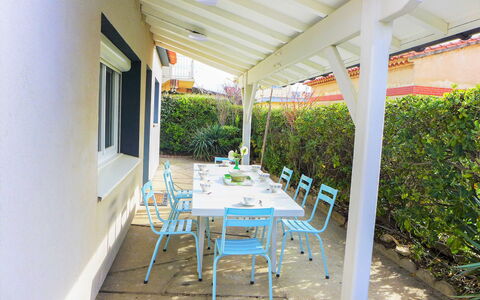 Les Vives: Table, Plante, Meubles, Propriété, Chaise, Ombre, Pot De Fleur, Mobilier De Jardin, Fenêtre, Bâtiment
