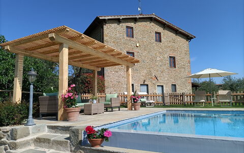 Villa Claudia: Plante, L'Eau, Ciel, Propriété, Fleur, Bâtiment, Ombre, Piscine, Loisir, Arbre