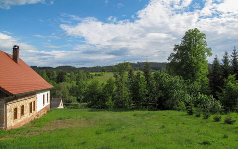 Dolní Olešnice: Nuage, Ciel, Plante, Propriété, Bâtiment, Fenêtre, Écorégion, Paysage Naturel, Environnement Naturel, Maison