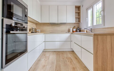 Villa Louise: Comptoir, Pièce, Cabinetry, Propriété, Meubles, Sol, Cuisine, Design Intérieur, Tuile, Parquet
