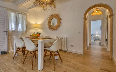 Villa Louise: Pièce, Sol, Propriété, Design Intérieur, Meubles, Parquet, Bâtiment, Salle À Manger, Plafond, Éclairage