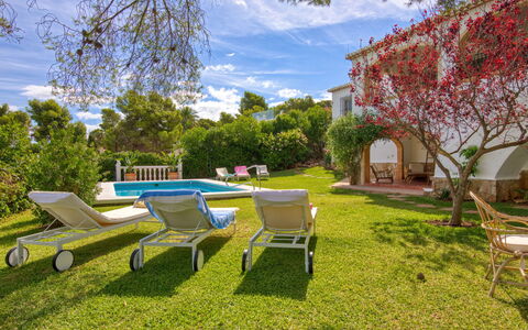 Villa Louise: Propriété, Arbre, Immobilier, Meubles, Zone Résidentielle, Maison, Architecture, Printemps, Herbe, Domicile
