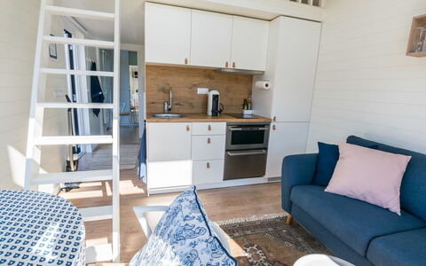 Villa Lux: Balcon, Appartement, Ombre, Verre, Condominium, Balustrade, Porche, Daylighting, Plate-Forme, Mobilier De Jardin