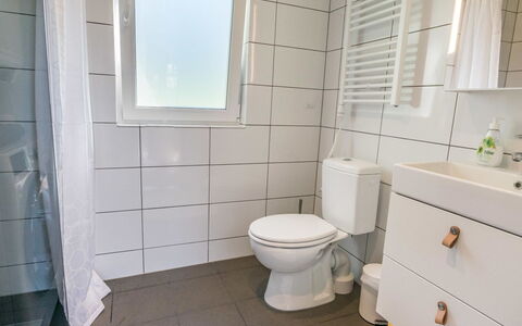 Villa Lux: Balcon, Appartement, Ombre, Verre, Condominium, Balustrade, Porche, Daylighting, Plate-Forme, Mobilier De Jardin