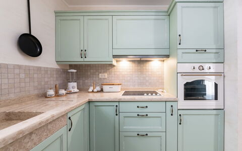Lucija: Comptoir, Cabinetry, Propriété, Meubles, Bâtiment, Évier, Cuisine, Evier, Tiroir, Cuisinière