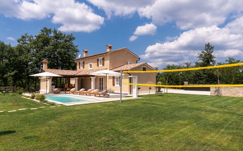 Lucija: Nuage, Ciel, Plante, Bâtiment, Fenêtre, Arbre, Ombre, Maison, Lot Terre, Paysage Naturel