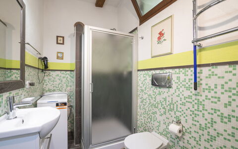 Olivo: Luminaire Plomberie, Miroir, Propriété, Évier, Salle De Bains, Robinet, Violet, Bâtiment, Douche, Tete De Douche