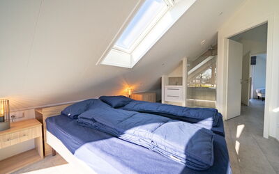 Biddinghuizen 308: Meubles, Bâtiment, Confort, Bleu Azur, Bois, Textile, Cadre De Lit, Lit, Ombre, Maison