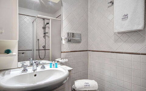 La Baia Dello Chalet: Miroir, Robinet, Luminaire Plomberie, Lavabo, Propriété, Évier, Bâtiment, Armoire De Toilette, Salle De Bains, Noir
