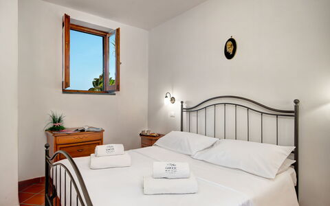 La Baia Dello Chalet: Miroir, Propriété, Meubles, Photographier, Confort, Plante, Bois, Lit, Textile, Design Intérieur