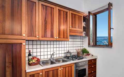 La Baia Dello Chalet: Cabinetry, Comptoir, Propriété, Meubles, Robinet, Appareil De Cuisine, Bois, Cuisinière, Cuisine, Fenêtre
