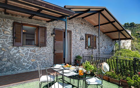 La Baia Dello Chalet: Plante, Bâtiment, Table, Meubles, Propriété, Fenêtre, Ciel, Chaise, Pot De Fleur, Design Intérieur