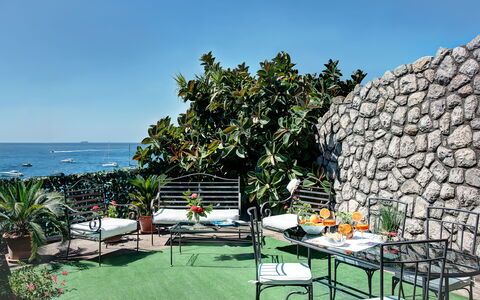 La Baia Dello Chalet: Ciel, Plante, Propriété, L'Eau, Meubles, Table, La Nature, Chaise, Mobilier De Jardin, Ombre