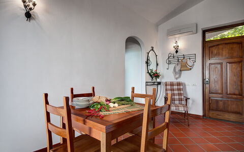 La Baia Dello Chalet: Meubles, Propriété, Table, Cabinetry, Cadre, Chaise, Bois, Design Intérieur, Porte, Sol
