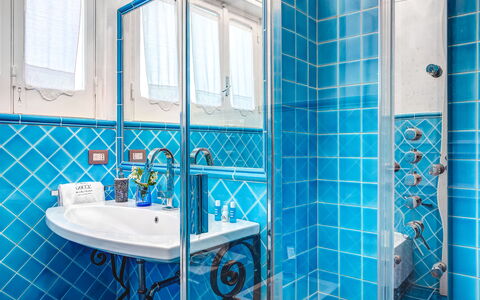 Medusa And The Seahorse Villa: Miroir, Robinet, Évier, Luminaire Plomberie, Bleu, Fenêtre, Violet, Bleu Azur, Lavabo, Salle De Bains