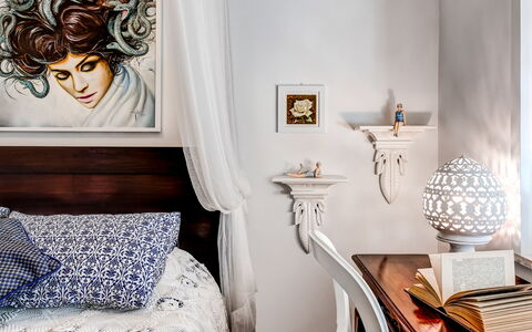 Medusa And The Seahorse Villa: Meubles, Cadre, Confort, Textile, Design Intérieur, Bois, Lampe, Oreiller, Salon