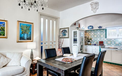 Medusa And The Seahorse Villa: Cadre, Table, Propriété, Meubles, Bleu, Bleu Azur, Canapé, Chaise, Éclairage, Design Intérieur