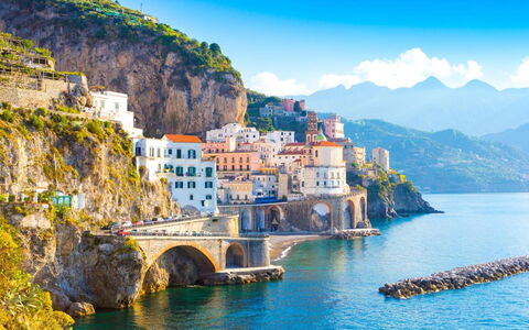 Medusa And The Seahorse Villa: L'Eau, Ciel, Montagne, Bâtiment, Ressources En Eau, Plante, Bleu, Bleu Azur, La Nature, Paysage Naturel
