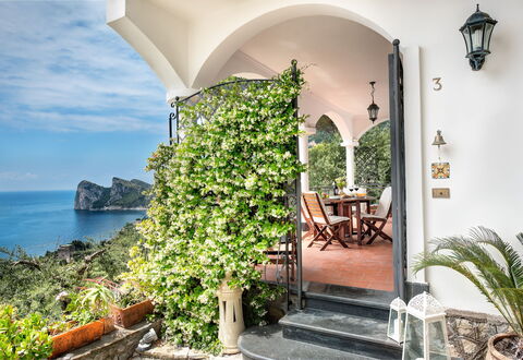 Medusa And The Seahorse Villa: Plante, Bâtiment, L'Eau, Propriété, Table, Nuage, Pot De Fleur, Ciel, Bleu Azur, Fleur