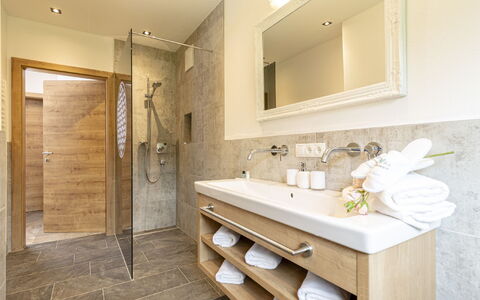 Apart Jasmin: Miroir, Robinet, Évier, Luminaire Plomberie, Armoire De Toilette, Lavabo, Cabinetry, Salle De Bains, Éclairage, Bois