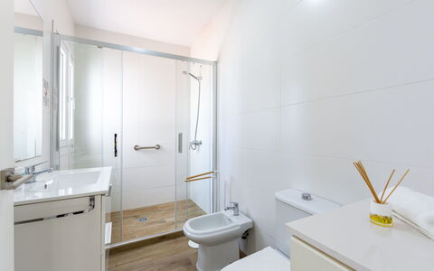Los Frasquitos: Sol, Salle De Bains, Luminaire Plomberie, Sol, Design Intérieur, Toilette, Évier, Robinet, Plomberie, Siège De Toilette